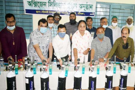 গৌরনদীতে বিনামূল্যে অক্সিজেন সিলিন্ডার প্রদান