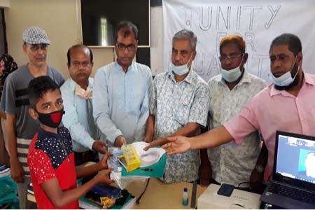 গৌরনদীতে সুবিধাবঞ্চিত শিক্ষার্থীদের মাঝে স্কুল ড্রেস ও শিক্ষা উপকরণ বিতরণ