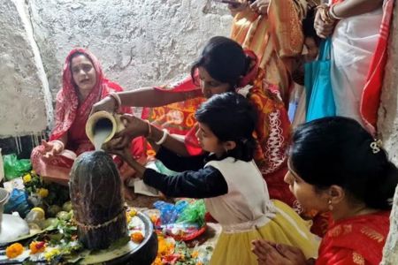 গৌরনদীতে প্রায় ৫শ বছরের পুরানো শিব মন্দিরে দুই দিনব্যাপী পূজা অনুষ্ঠিত