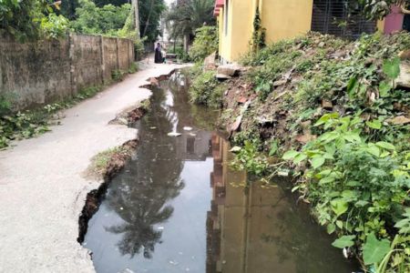 ড্রেণ ও রাস্তা নির্মাণ শুরু না করা