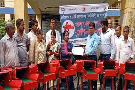 আগৈলঝাড়ায় গাভী পালনকারী খামারীদের মাঝে বিনামূল্যে ঘাস কাটার মেশিন বিতরণ
