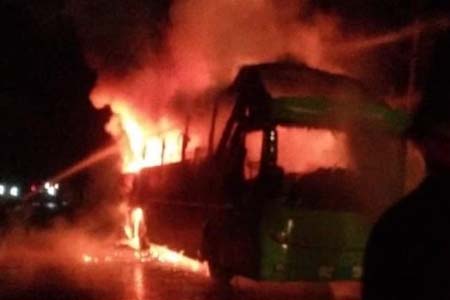 গ্রিন লাইনের চলন্ত বাসে আগুন