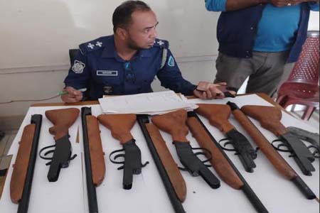 কবরে বস্তাবন্দি ব্যাগে মিলল একনলা বন্দুক-পাইপগান