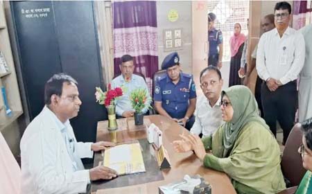 নবাবগঞ্জ উপজেলা স্বাস্থ্য কমপ্লেক্স আকস্মিক পরির্দশনে স্বাস্থ্য উপদেষ্টা