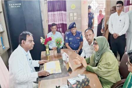 নবাবগঞ্জ উপজেলা স্বাস্থ্য কমপ্লেক্স আকস্মিক পরির্দশনে স্বাস্থ্য উপদেষ্টা