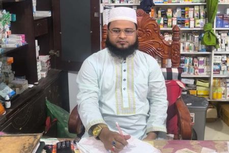 ঝিকরগাছায় রোগীর কথা শুনে চিকিৎসা পরামর্শ, আস্থা অর্জনে আন্তরিকতার ছোঁয়া, রোগীর পাশে হাকিম আলম