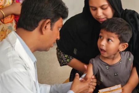 হামের টিকাদান কর্মসূচিতে ১৫ লাখ সিরিঞ্জ দিচ্ছে ব্র্যাক - মাঠে থাকছেন ব্র্যাকের ২৪ হাজার স্বাস্থ্যসেবিকা