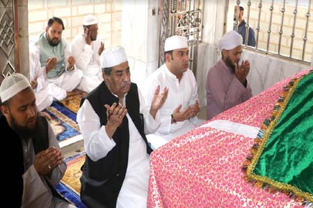 হযরত মল্লিক দুত কুমার পীর সাহেব (রঃ) এর মাজার জিয়ারত করলেন আলহাজ্ব আবুল হাসানাত আব্দুল্লাহ