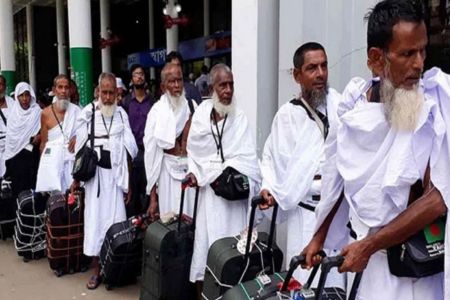 দেশে ফিরেছেন ৩৭ হাজার ৪৩৫ জন হাজি; সৌদি ব্যবস্থাপনা ও সরকারি মাধ্যমে হজযাত্রায় সন্তুষ্টি