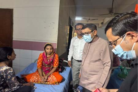 মুগদা হাসপাতালে স্বাস্থ্যমন্ত্রীর আকস্মিক পরিদর্শন, বাইরে পরীক্ষা করানোর অভিযোগে ক্ষোভ