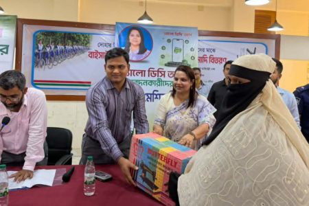 ‘হ্যালো ডিসি’তে আবেদন, সেলাই মেশিন পেলেন দোহারের ১৪ দুস্থ নারী
