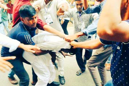 হিরো আলমকে রাস্তায় ফেলে
