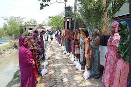 পাইকগাছার হেতালবুনিয়া উপজেলা প্রশাসনের ত্রাণ সামগ্রী বিতরণ