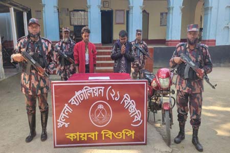 শার্শা সীমান্ত থেকে ভারতীয় ইয়াবা সহ আটক ২