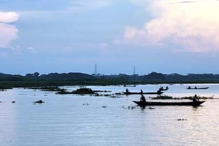 একদিকে অভিযান অন্য দিকে ইলিশ শিকার