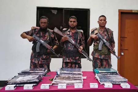 চোরাকারবারিকে আটক করেছে বর্ডার গার্ড