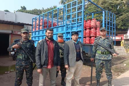 বেশি দামে গ্যাস সিলিন্ডার