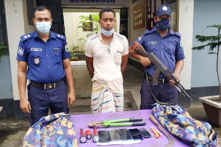 সাপাহারে পুলিশের পোশাক পরা মোটরসাইকেল ছিনতাইকারী আটক