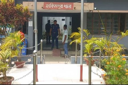 বিয়ের দাবিতে ৬০ বছরের বৃদ্ধের বাড়িতে ৪৮ বছরের নারীর অবস্থান