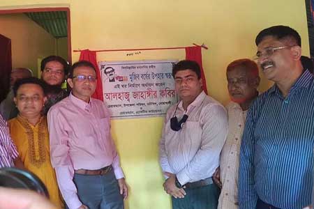 ব্যক্তিগত উদ্যোগে ১০ গৃহহীন পরিবারকে ঘর উপহার দিলেন উপজেলা চেয়ারম্যান