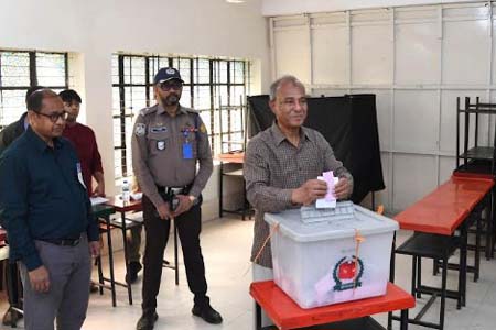 ভোট দিলেন স্বরাষ্ট্র উপদেষ্টা