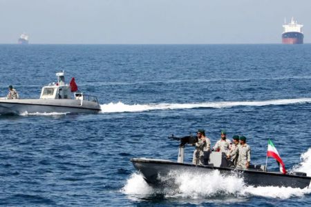 হরমুজ প্রণালি থেকে ২টি জাহাজ জব্দ করল ইরান