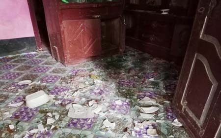 আসবাবপত্র ভাঙচুর
