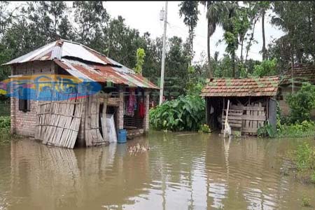 পূর্ব শত্রুতার জেরে ঝিকরগাছায় পানি বন্দি একটি পরিবার