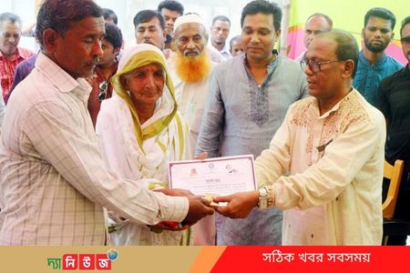 ঠাকুরগাঁও জেলা পরিষদের পক্ষ থেকে দুই পরিবারকে নতুন ঘর হস্তান্তর 