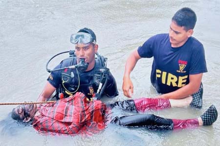 গৃহবধুর মরদেহ