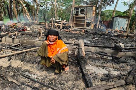 বসত ঘরে আগুন