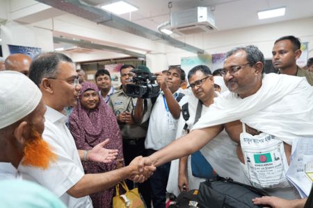 হজক্যাম্পে চালু হয়েছে লাগেজ র‌্যাপিং সেবা