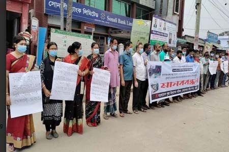 শাল্লায় সংখ্যালঘুদের উপর হামলার প্রতিবাদে বেনাপোলে মানববন্ধন