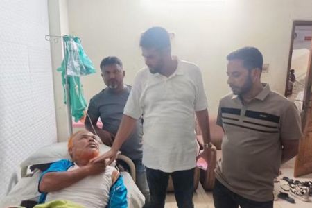 ইদ্রিস আলী বাবুর অসুস্থতার খবর পেয়ে হাসপাতালে ইমদাদুল হক ইমদাদ