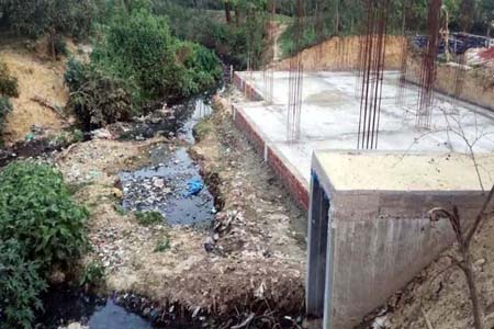 খাল দখল করে অবৈধ স্থাপনা