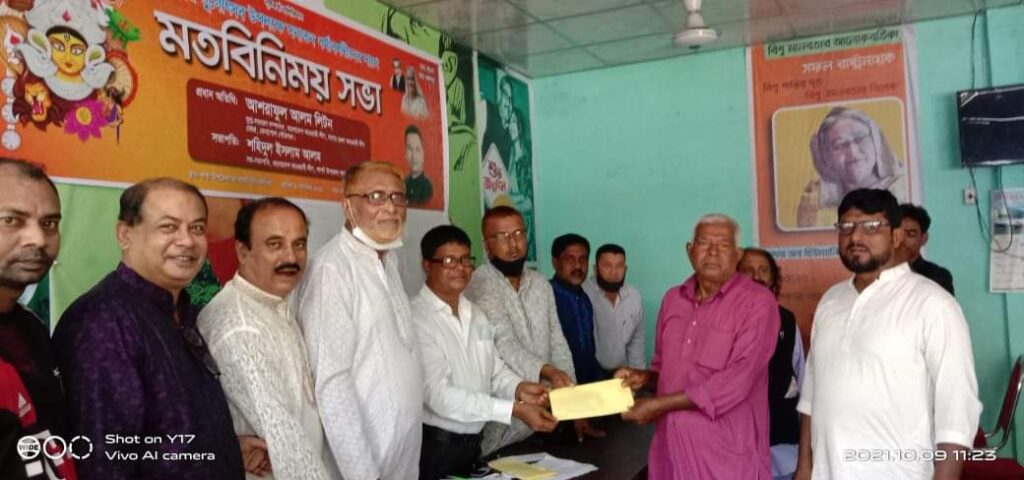 শার্শা বেনাপোলের পূজা মন্ডপে মেয়র লিটনের অনুদান