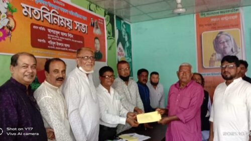 শার্শা বেনাপোলের পূজা মন্ডপে মেয়র লিটনের অনুদান
