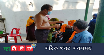 খালি গায়ে হাসপাতালের কর্মচারী নারীদের দিচ্ছেন করোনার টিকা, করছেন ধুমপান