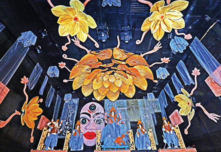 চট্টগ্রাম হাজারীলাইন পুজামান্ডপ ভিন্ন্ আঙ্গীকে সাজানো হয়েছে