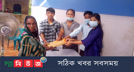 ফুলবাড়ীতে দুস্থের মাঝে শাড়ি ও ধুতি বিতরণ 