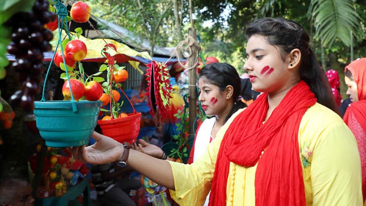 বগুড়া ঐতিহ্যবাহী বউ মেলা ক্রেতা ও দর্শনার্থীদের উপচেপড়া ভিড়