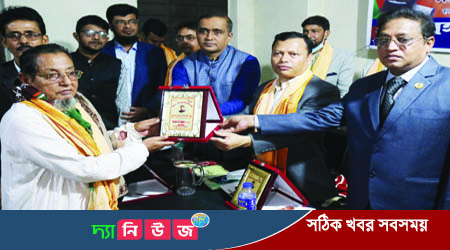 গৌরনদীতে কবি সাহিত্যিকদের সম্মাননা স্মারক প্রদান