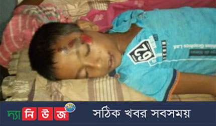 ধামইরহাট (নওগাঁ) প্রতিনিধি: নওগাঁর ধামইরহাটে মোটর সাইকেলের ধাক্কায় ৩য় শ্রেণির শিক্ষার্থীর মর্মান্তিত মৃত্যু হয়েছে। শনিবার দুপুরে উপজেলা আড়ানগর ইউনিয়নে এই ঘটনা ঘটে। থানা পুলিশ ঘটনাস্থল পরিদর্শণ করেছেন।