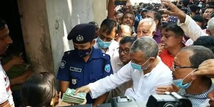 চৌমুহনীর ঘটনায় নিহতদের পরিবার ও ক্ষতিগ্রস্ত মন্দিরে এমপি একরামের আর্থিক সহায়তা