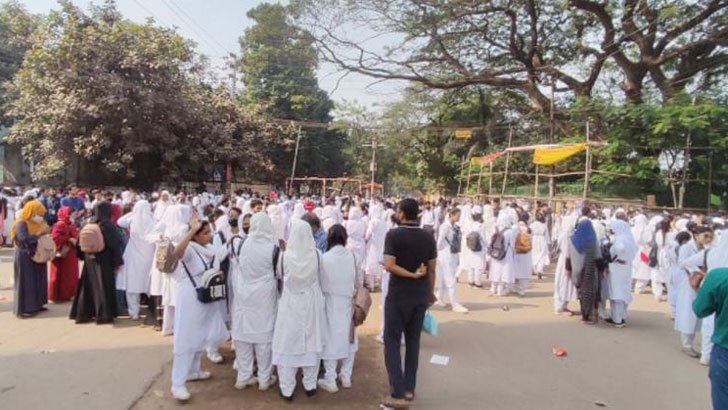 অর্ধেক ভাড়া দিতে চাওয়ায় ছাত্রীকে বাসচালকের সহকারীর ধর্ষণের হুমকি