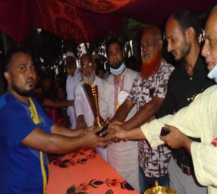 কামারখালী ইউনিয়নে আকাশ ফুটবল টুর্নামেন্টের ফাইনাল খেলা