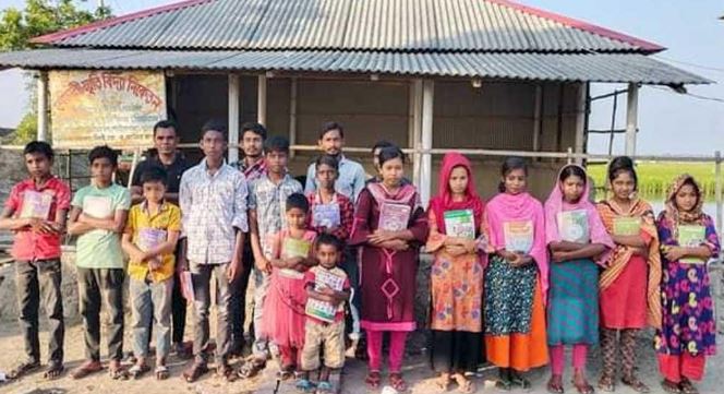 পাইকগাছায় ভবনের অভাবে শতাধিক শিশুর শিক্ষা ব্যাবস্থা ব্যাহত