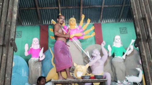 মাদারীপুরে ডাসারে দূর্গাপূজাকে ঘিরে ব্যস্ত সময় পার করছেন প্রতিমা শিল্পীরা।