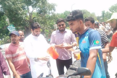 প্রচন্ড গরমে তেল পাম্পগুলোর লম্বা লাইনের মানুষকে সরবত পান করালেন যুবদল নেতা ইমদাদুল হক ইমদা