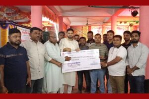 বেনাপোলে পূজামণ্ডপ পরিদর্শন, ২০ হাজার টাকা সহায়তা দিলেন ইমদাদুল হক